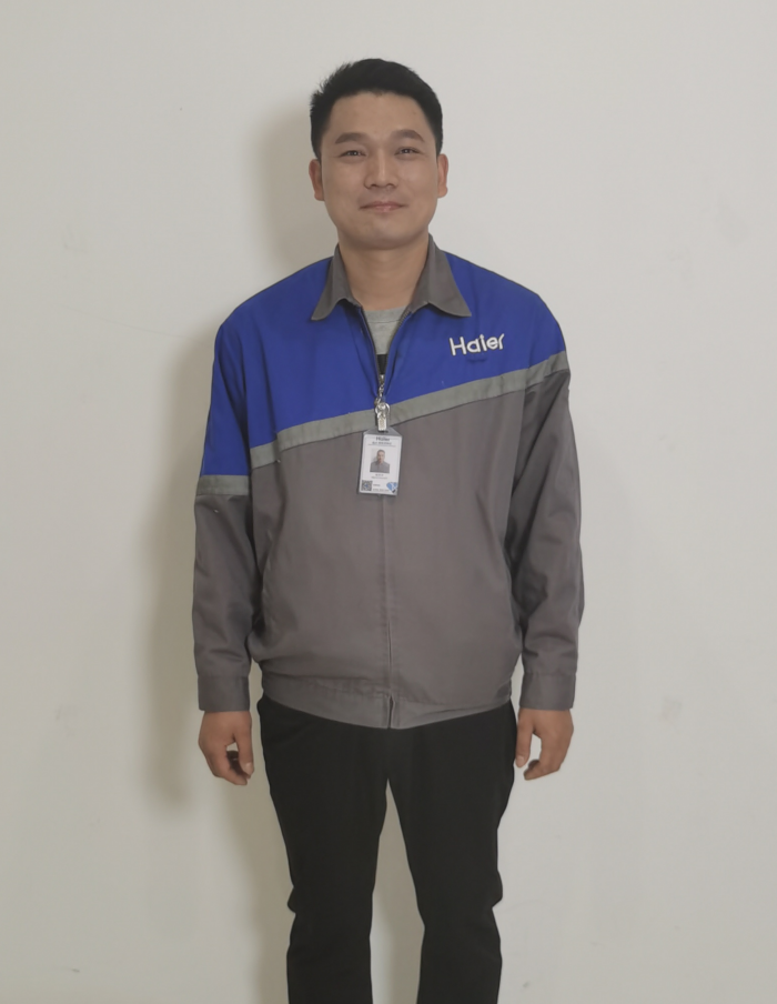 大街上萧条冷清,杨洪洋依然开着蓝色的海尔服务车穿梭在这个城市.