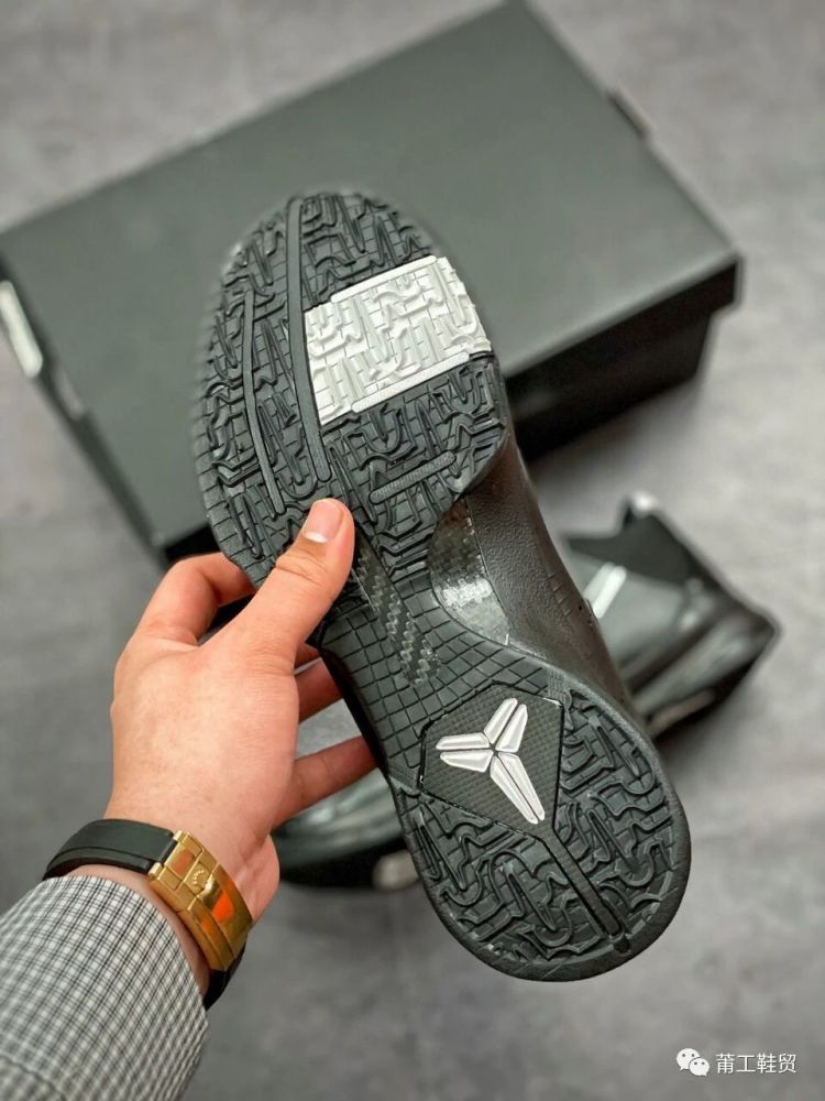 全新科比5配色登场,简直帅呆了!耐克zoom kobe 5黑武士开箱
