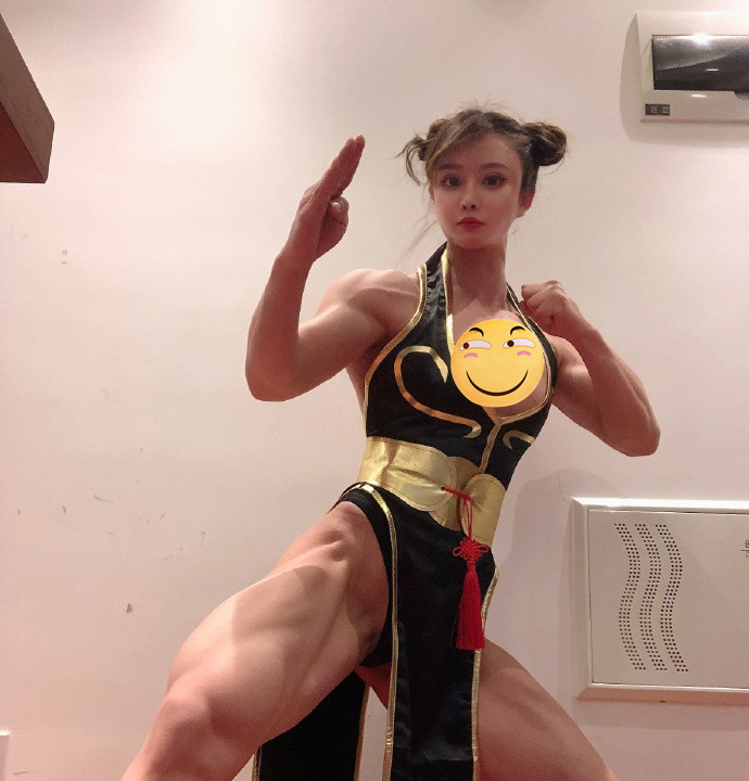 街霸对决:春丽最成功cos,完胜跑男宋雨琦,她肌肉竟比成龙多