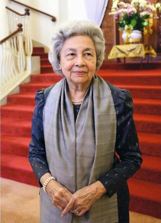 莫尼列太后84岁新照一条丝巾配两身裙装高贵气质不输英女王