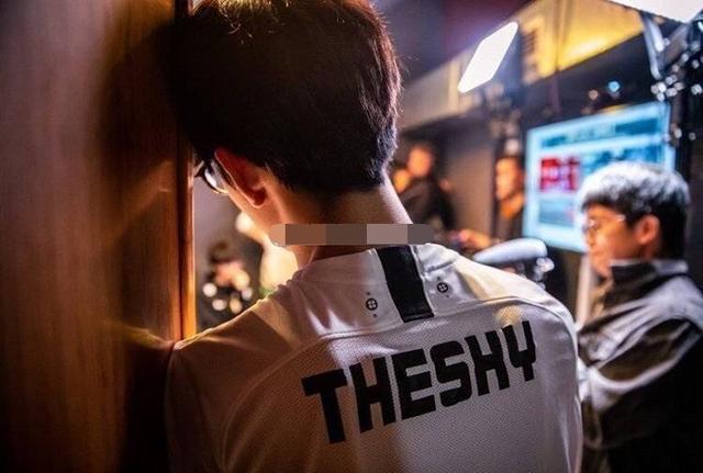 除了超高的死亡率外,theshy还是一个不喜欢买真眼