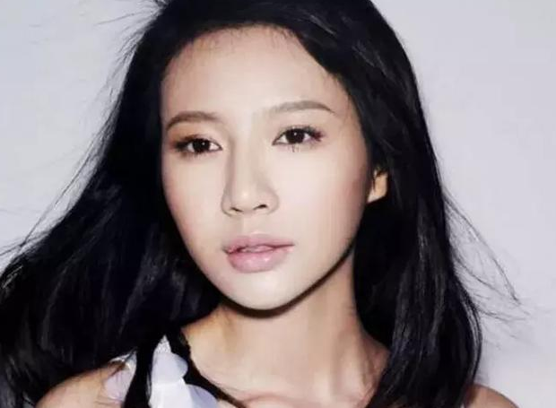 宋汶霏原名叫宋文婷,1985年出生于广州增城,原本是位专业的芭蕾舞演员