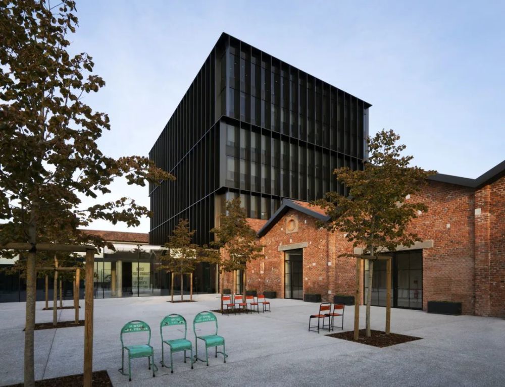 是著名的时尚品牌gucci在米兰的新办公楼, 由一座百年旧工厂改造和再