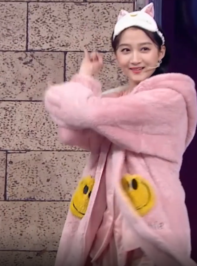 有种敬业叫关晓彤,王牌穿睡衣录制,别人就穿一件,就她与众不同