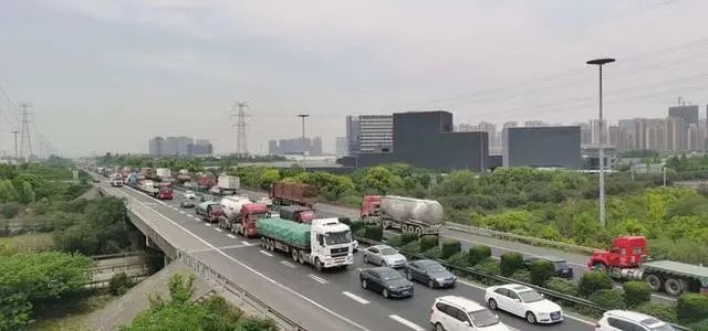 杭新景高速堵车图片