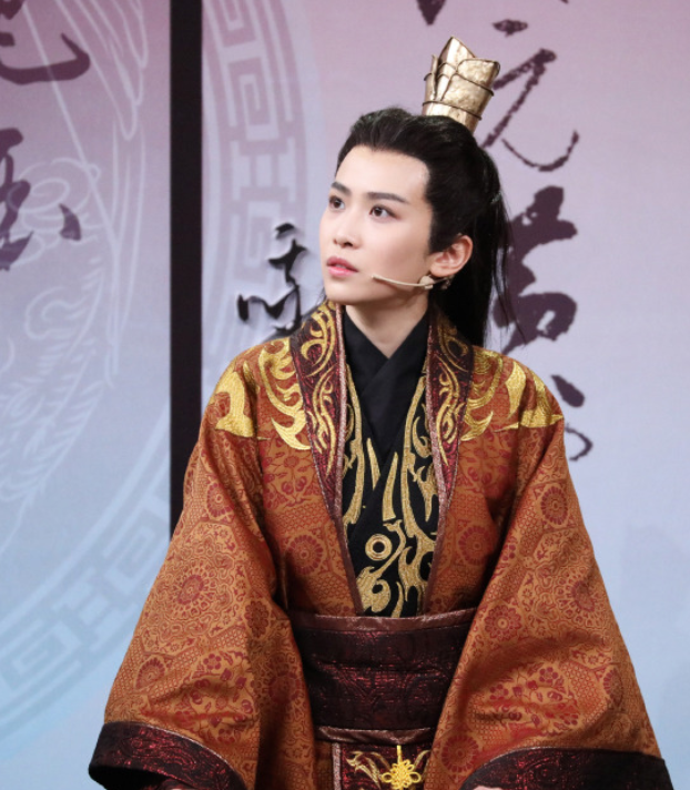 《庆余年》里的战豆豆脱下男装,不仅风格多变,腿模