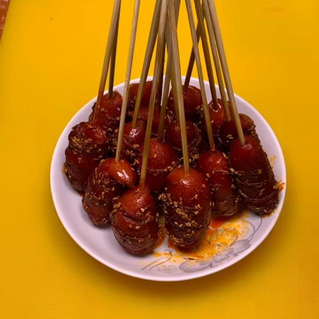 用火腿肠代替也是可以的,其实我最喜欢吃的是那种鲜肉肠,咬一口能滋啦