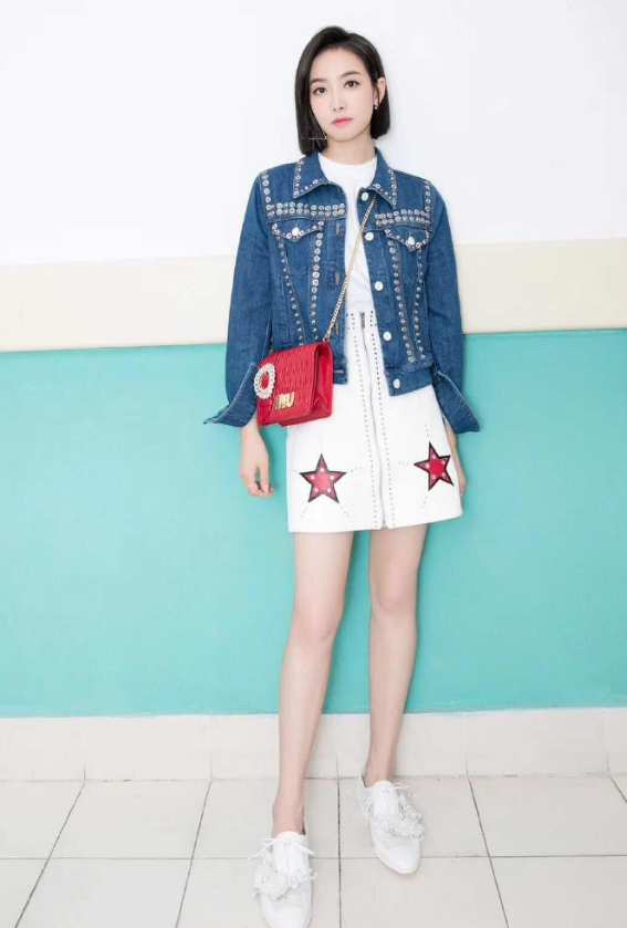 这一次的小白鞋也很符合宋茜这一身搭配,呈现出了年轻的魅