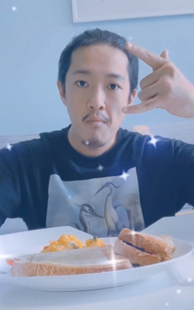 视频中,张博宇留着胡子,扎着小辫,健身,煮咖啡以及为自己做早餐.