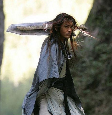 四个版本"玄铁重剑",哪个最像原著?图二还好,最后这个像高仿