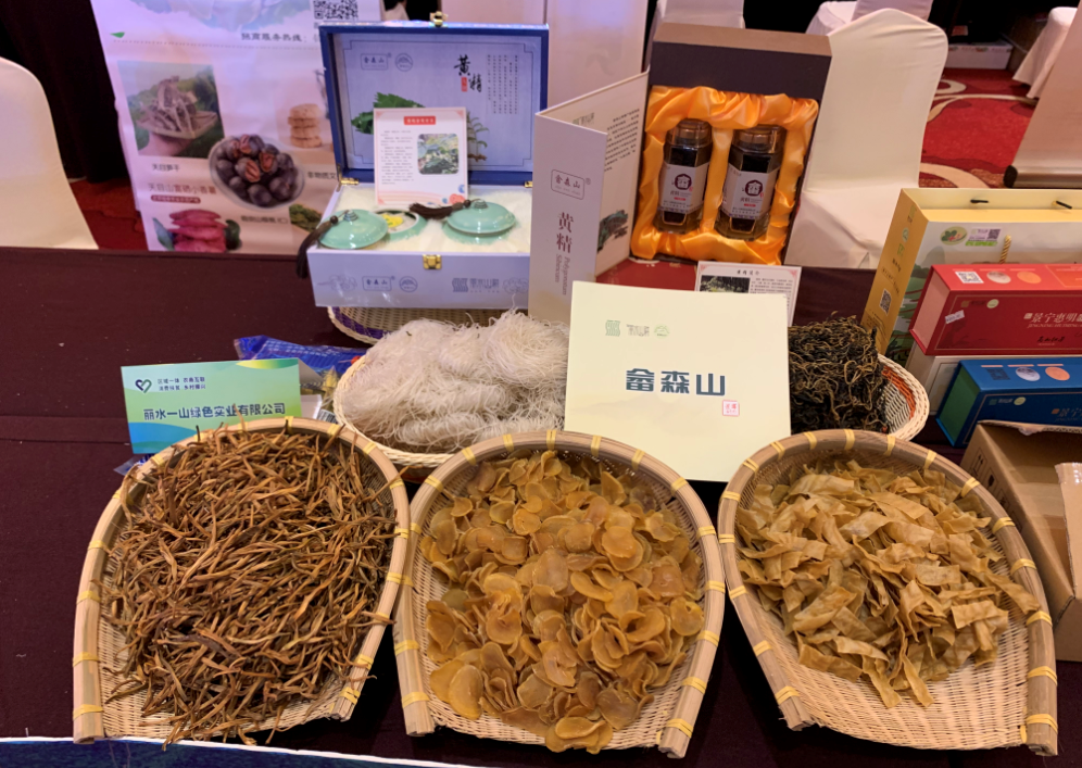 采用保底价,市场价相结合的订单农业,调配互补两地农产品资源和市场