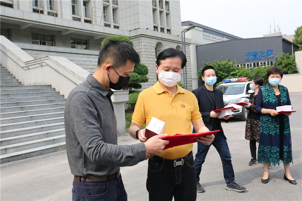 疫情防控敢担当社区点赞送锦旗