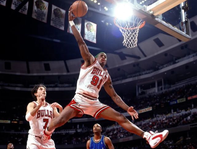 花花绿绿的发色或者樱木花道的神经大条牵着走,你是难以理解罗德曼的