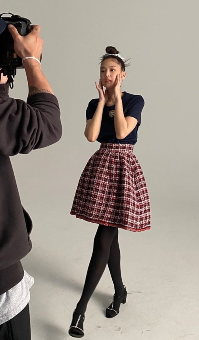 中穿上了"渣女袜"的她,显得就很是迷人,这种类型的袜子设计是很简单的