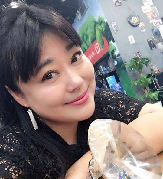 李菁菁被500名导演封杀后退出演艺圈如今靠安家再次爆红