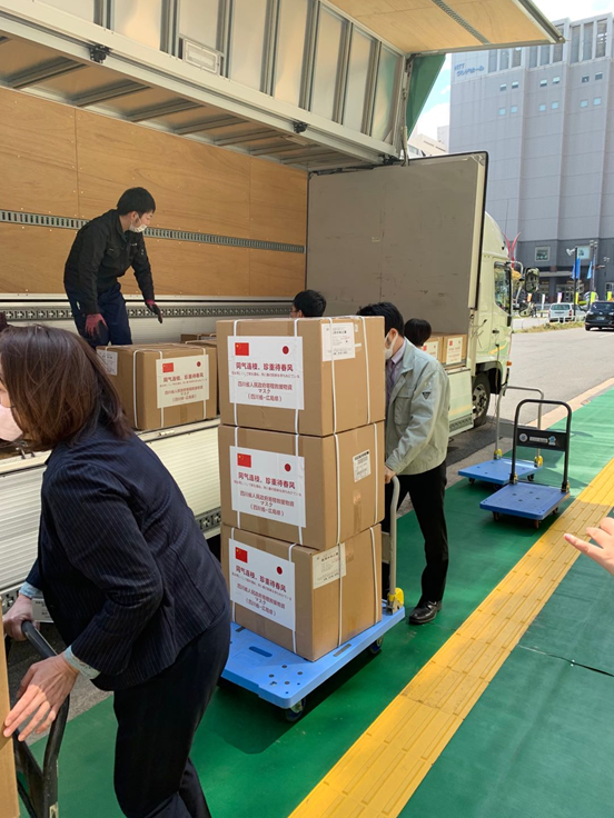 珍重待春风四川援助日本医疗物资运抵