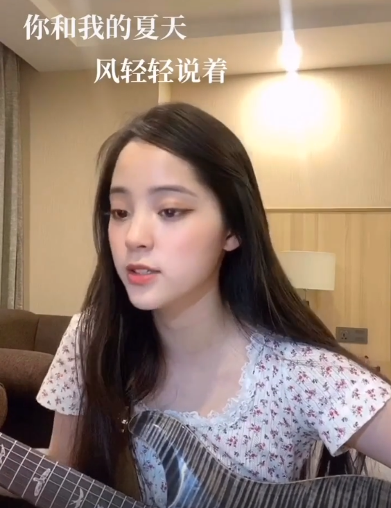 欧阳娜娜弹唱《夏天的风》,房间的装潢曝光,这个风格让人意外!