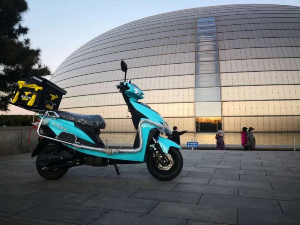 云马租车与外卖小哥之间的距离只差一辆电动车