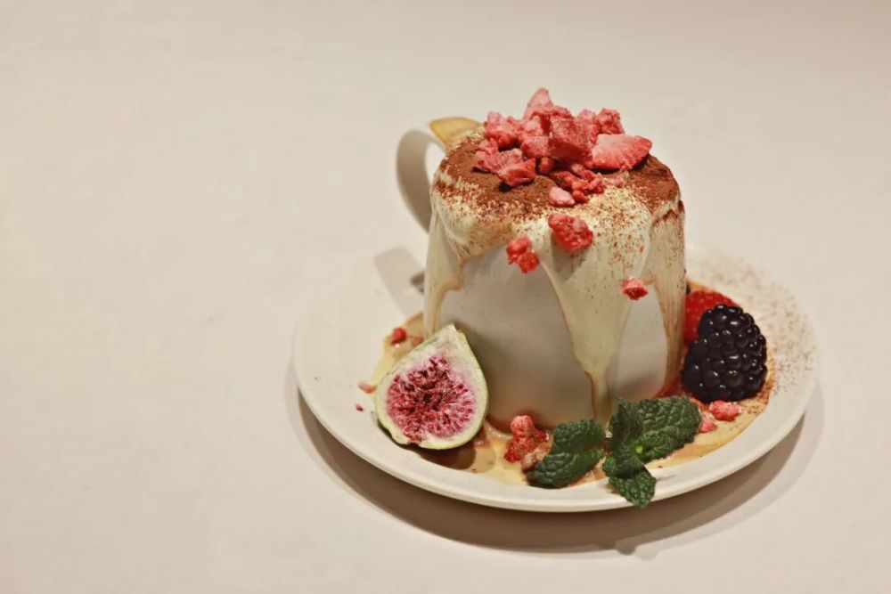 牛奶咖啡(卡布奇诺)为基底,使用了冰博克提出奶做奶泡,如同法式大餐里