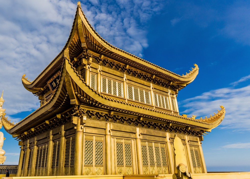 峨眉金顶,寺庙与峨眉山"金顶寺院"合二为一,成为峨眉山金光闪闪的象征