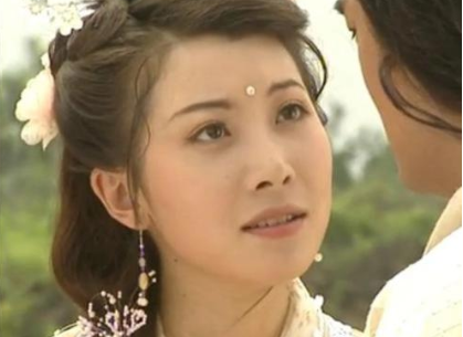 首先,相传朱七七的娘是当时武林第一美人,而继承媚娘美貌的朱七七