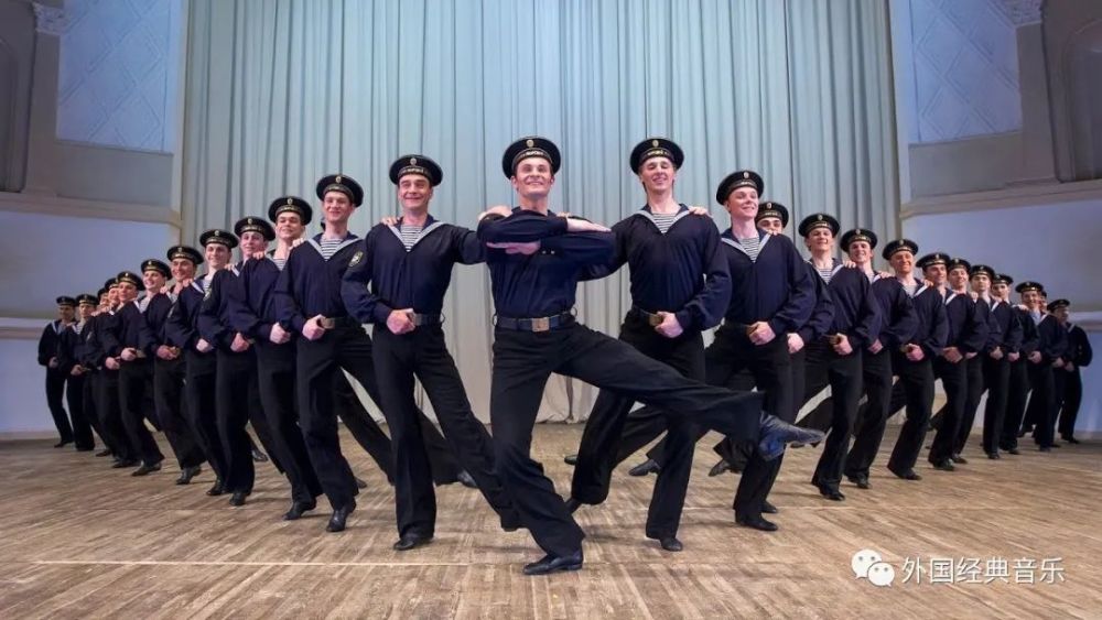 俄罗斯帅哥跳水兵舞小苹果庆贺五一劳动节