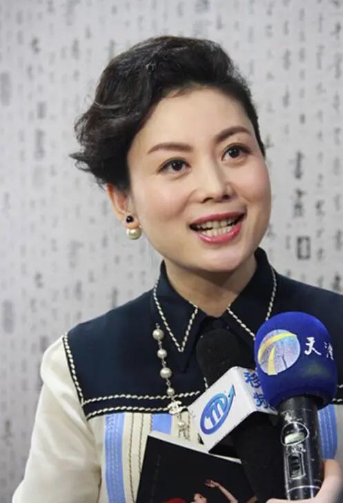 谭梅晒家人合影,脸上没斑没皱纹像小姑娘,衬得朱军好老啊!