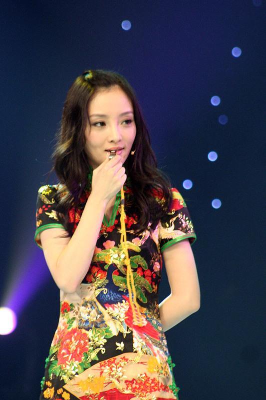 曝李小璐为参加综艺节目,陪高层领导喝酒?