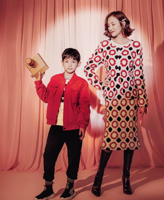 杨烁宅家跟女儿跳舞连挠脸都学温柔宠溺全给了女儿儿子惹人心疼