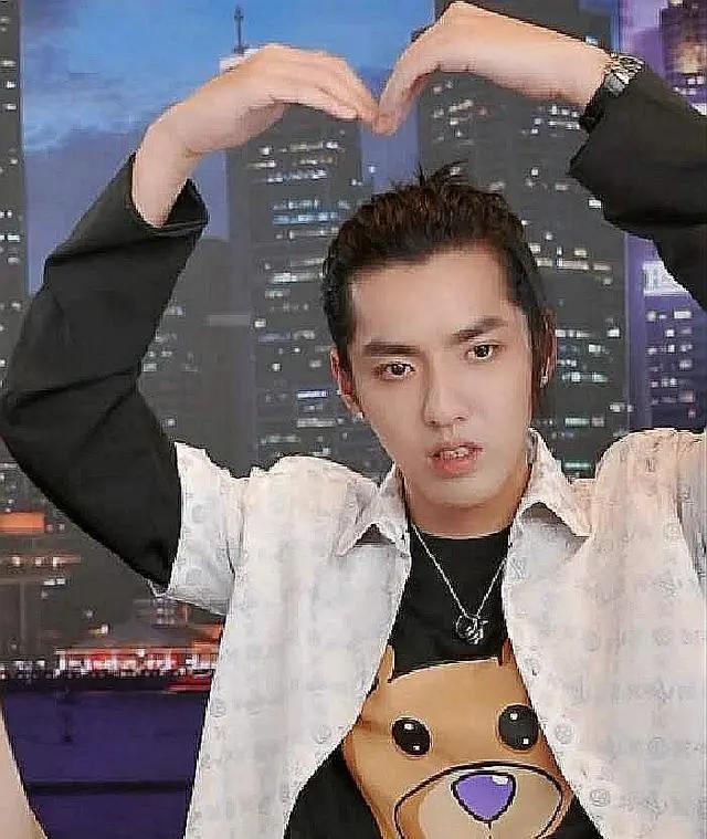 吴亦凡扎小辫直播,现场试吃大碗宽面,表情丰富迷倒万千少女