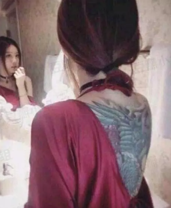 《青你2》3a选手喻言满背纹身被曝光,网友:难怪一剪没