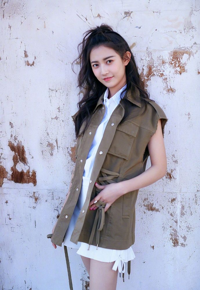 28岁的陈钰琪也太会穿了吧!身穿枣红色印花连衣裙,清纯又时髦