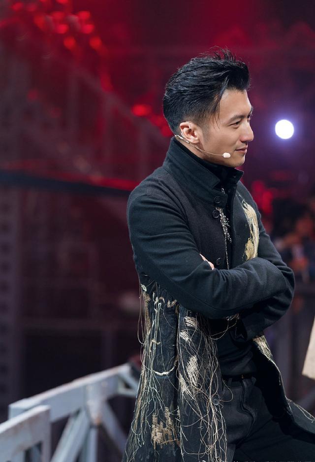 40岁谢霆锋帅气造型,这颜值很抗打,演绎两种不同时髦风范