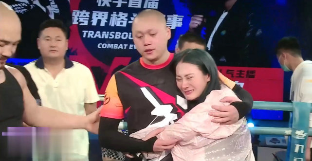 一龙和刘二狗的这场秀里,只有二狗娇妻的眼泪是最真实的东西