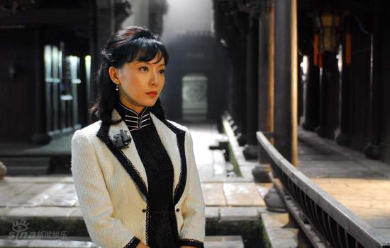 《倾城之恋》二婚女白流苏嫁钻石男:幸福的女人,都有点狠