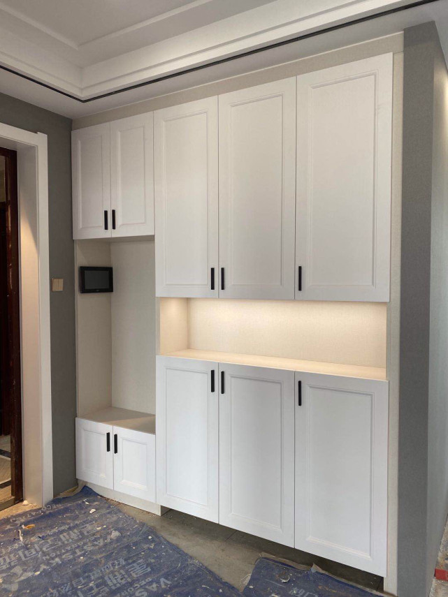 拥有一个独立的入户玄关,家里有玄关的话,就比较好设计家里的鞋柜了