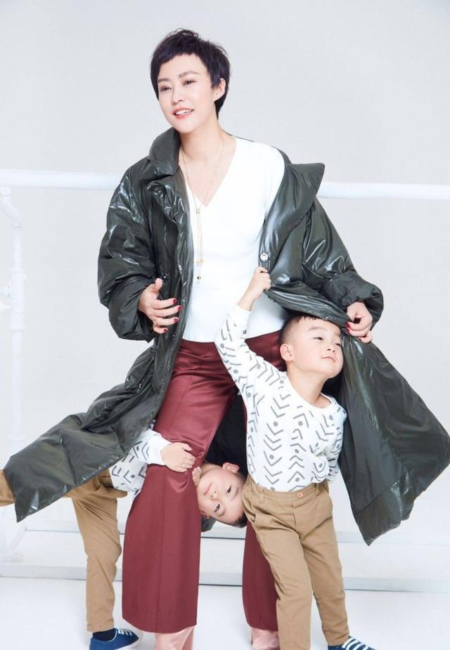 郝蕾带双胞胎儿子拍写真,两娃帅气颜值超高,虽离婚有萌宝不孤单