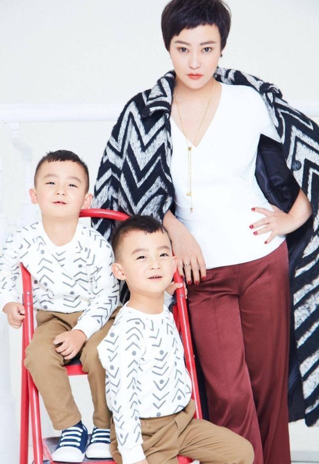 郝蕾带双胞胎儿子拍写真两娃帅气颜值超高虽离婚有萌宝不孤单