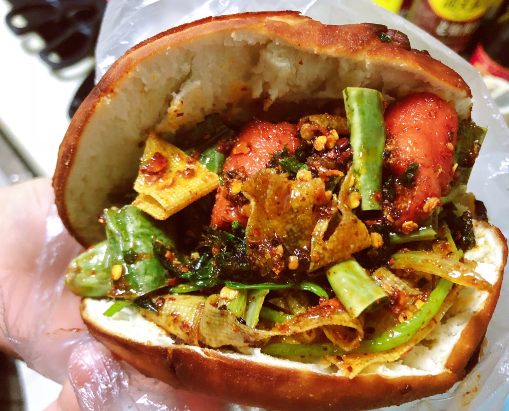 赛过肉夹馍的街边炸串夹馍 好吃到哭,你一定不知道!