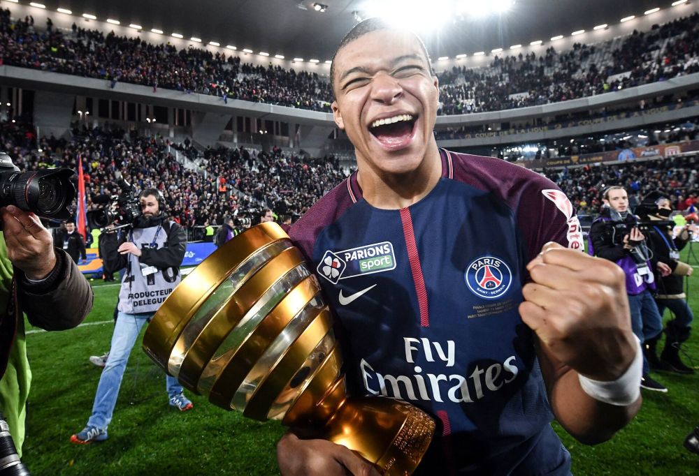 从摩纳哥出道,姆巴佩就在2016-17赛季尝过法甲冠军的滋味,当时打破的