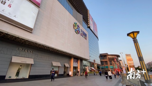 4月20日,江门市民区小姐正在江门大融城一家服饰店里试穿春装.