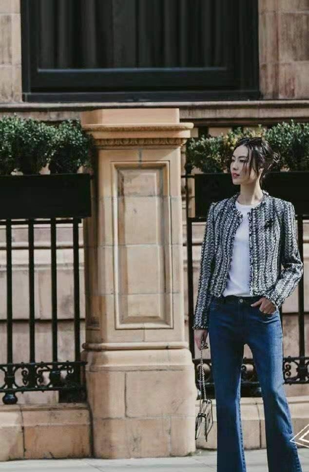 梁洛施不嫁豪门也高级穿小香风外套配喇叭牛仔裤高级又时髦