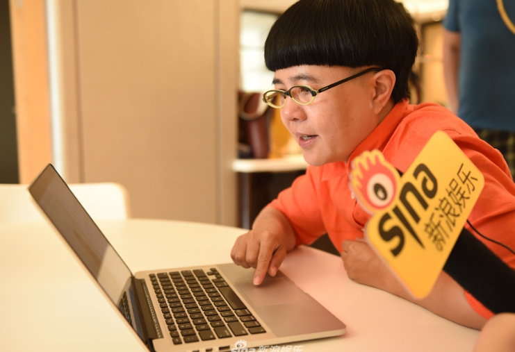 53岁刘纯燕近照童颜不老和老公像父女女儿长成她的样子