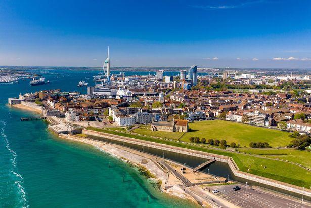 英国海域因为新冠得救了由于封城污染减少朴茨茅斯海域重变清澈