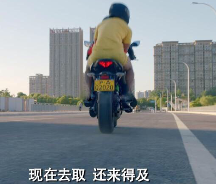 《爱情公寓5》:秦羽墨骑机车出场,谁注意到了车牌号?内涵太多