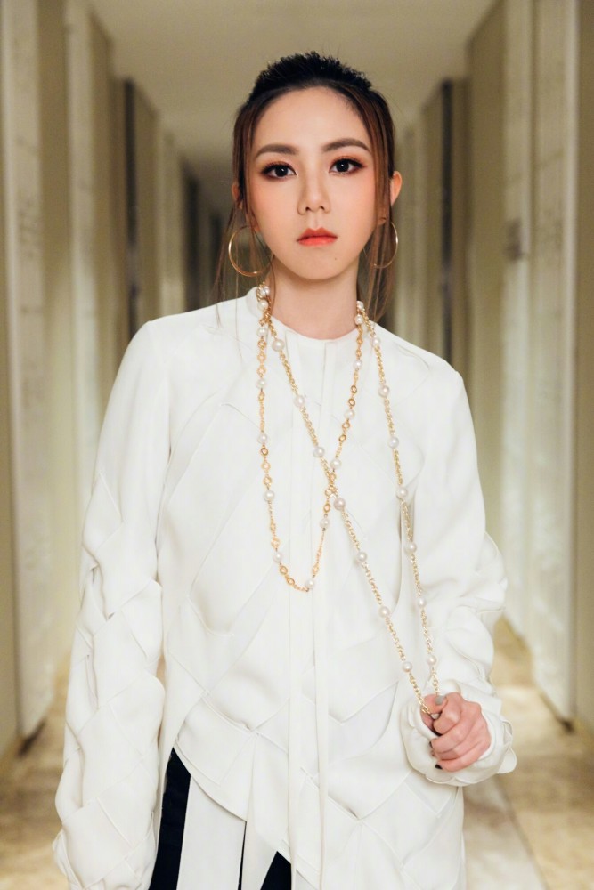 邓紫棋与马克叔叔组装桌子:离开蜂鸟后,邓紫棋活得更自由更快乐