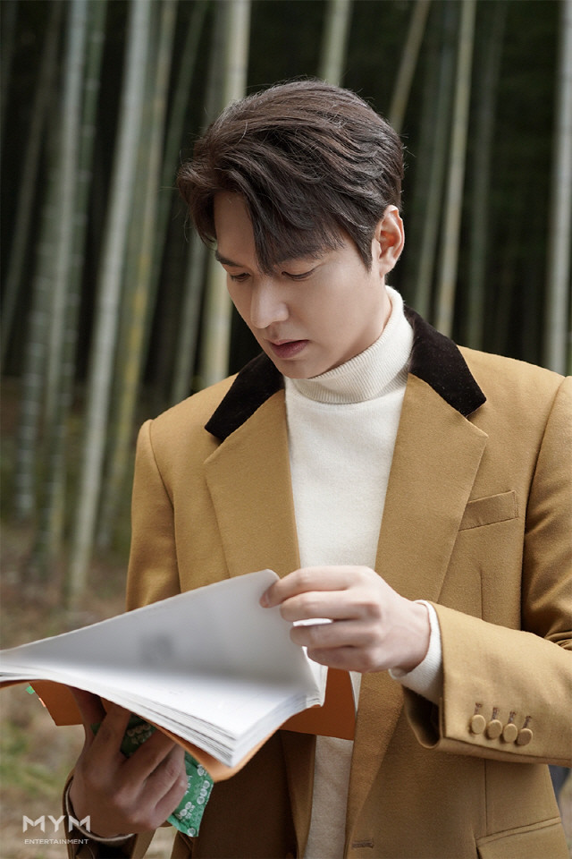 theking永远的君主李敏镐花絮照认真读剧本的男人最帅气