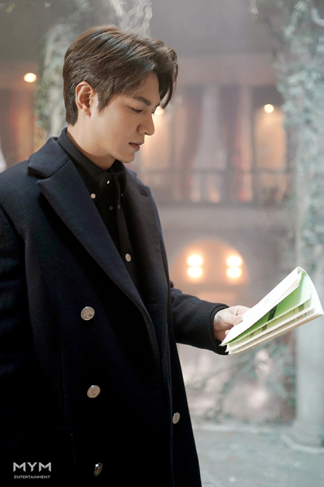 theking永远的君主李敏镐花絮照认真读剧本的男人最帅气