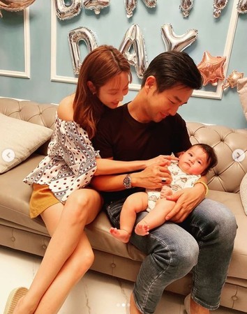 谢承均紧抱曾莞婷亲口认:我的老婆!她生日晒一家三口照_腾讯新闻