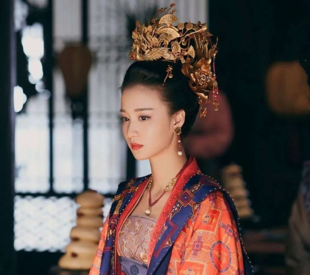 另外,在董淑妃去世后,宋仁宗非常思念,就宠幸了董淑妃的两个养女